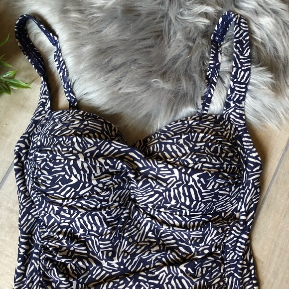 Niptuck swim slimming one piece in navy and cream. Size 6 - Picture 2 of 7